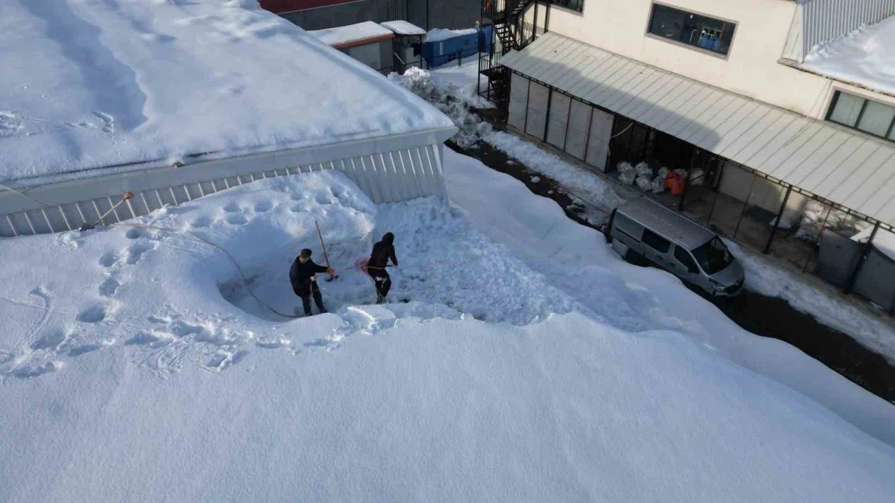 Bitlis’te tekstilciler kar yüzünden güneş panellerini kullanamıyor