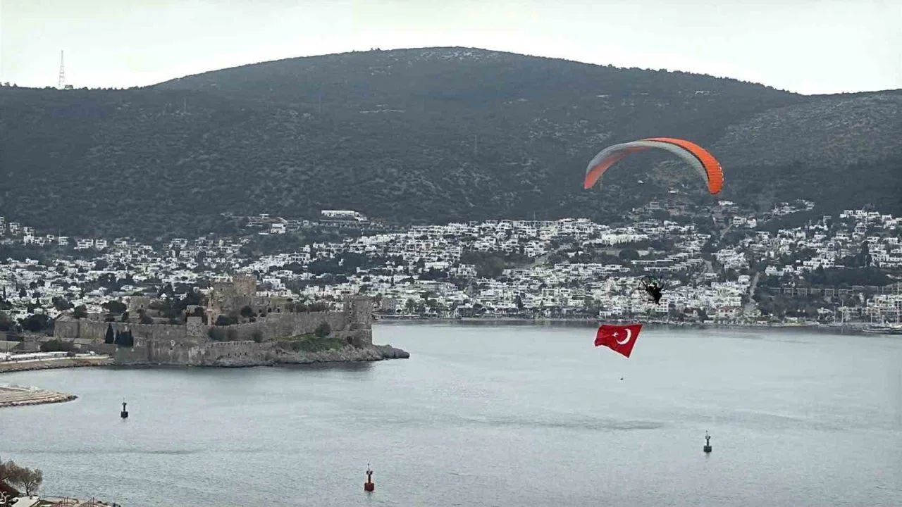Bodrum semalarında 18 mart mesajı: Dev Türk bayrağıyla anlamlı uçuş