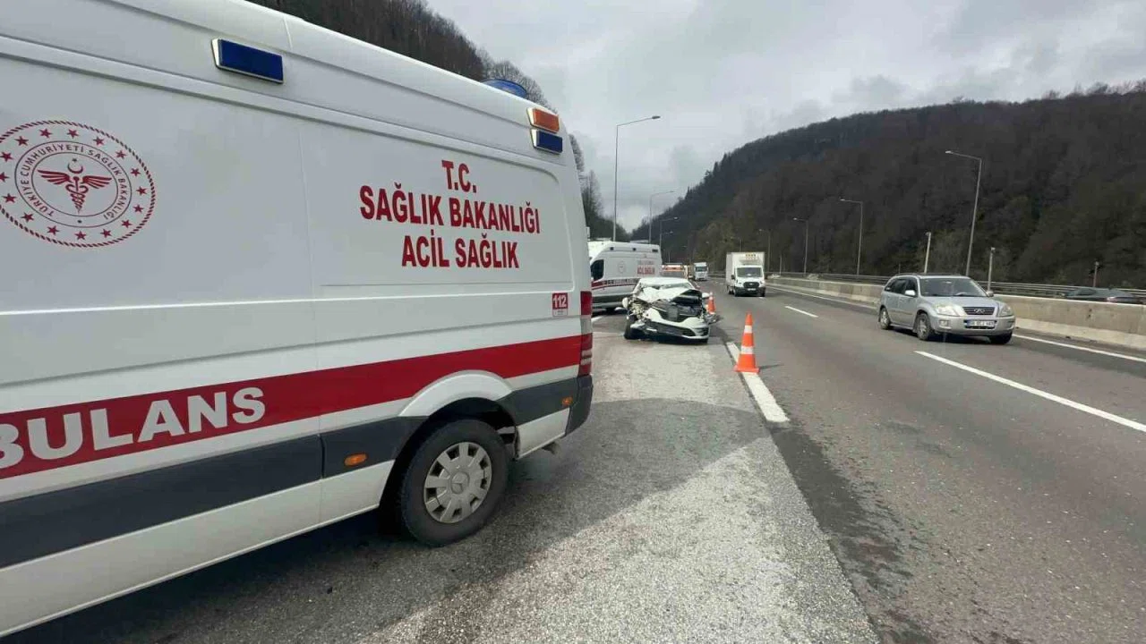 Bolu Dağı Tüneli’nde otomobille kamyonet çarpıştı: 2’si çocuk 4 yaralı