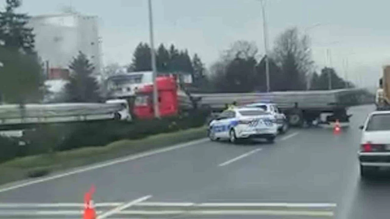 Bolu’da D-100 kara yolunda tır makasladı