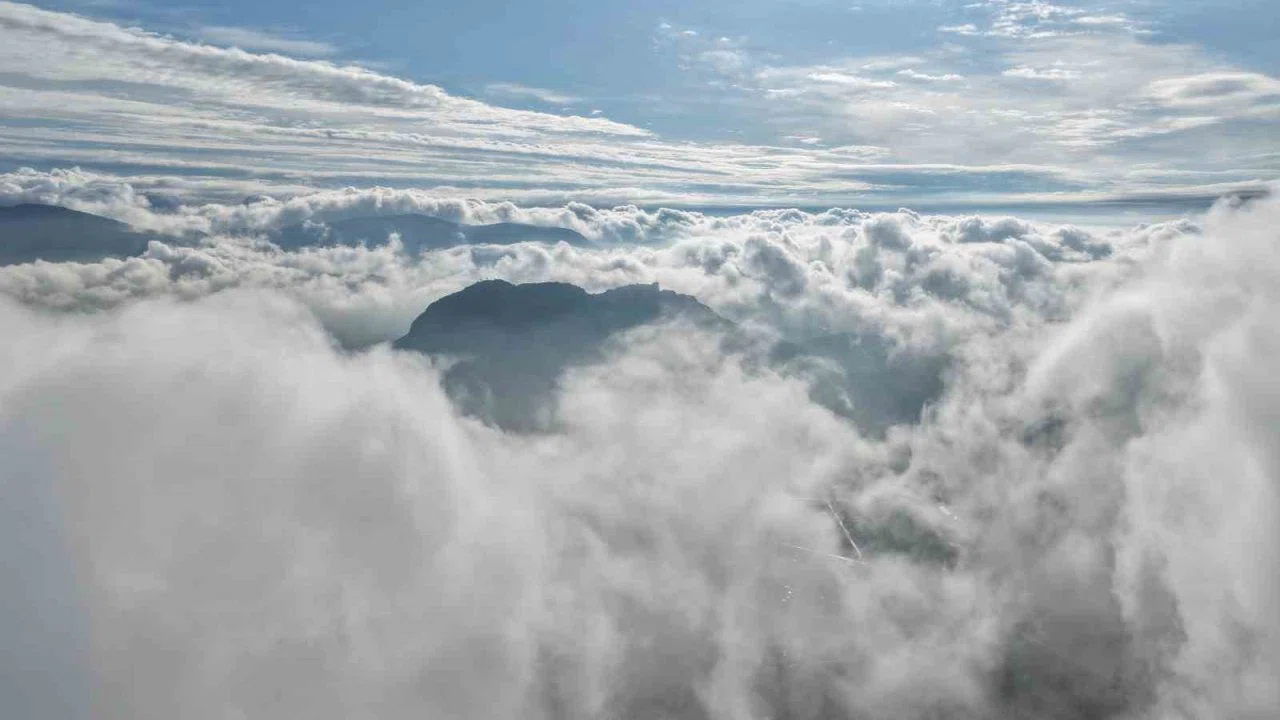 Bulutlar Kozan Kalesi’nde dans etti, ortaya masalsı görüntüler çıktı