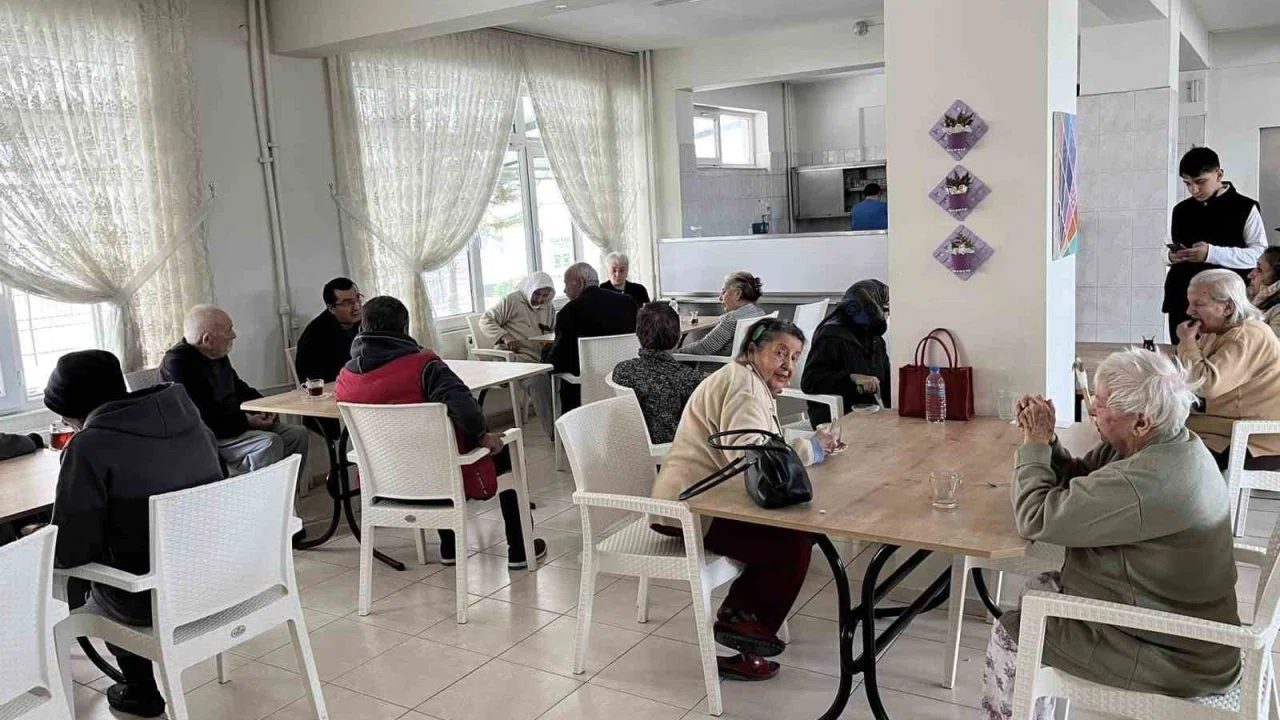 Burhaniye’ de Halk İnisiyatifinden huzurevi ziyareti