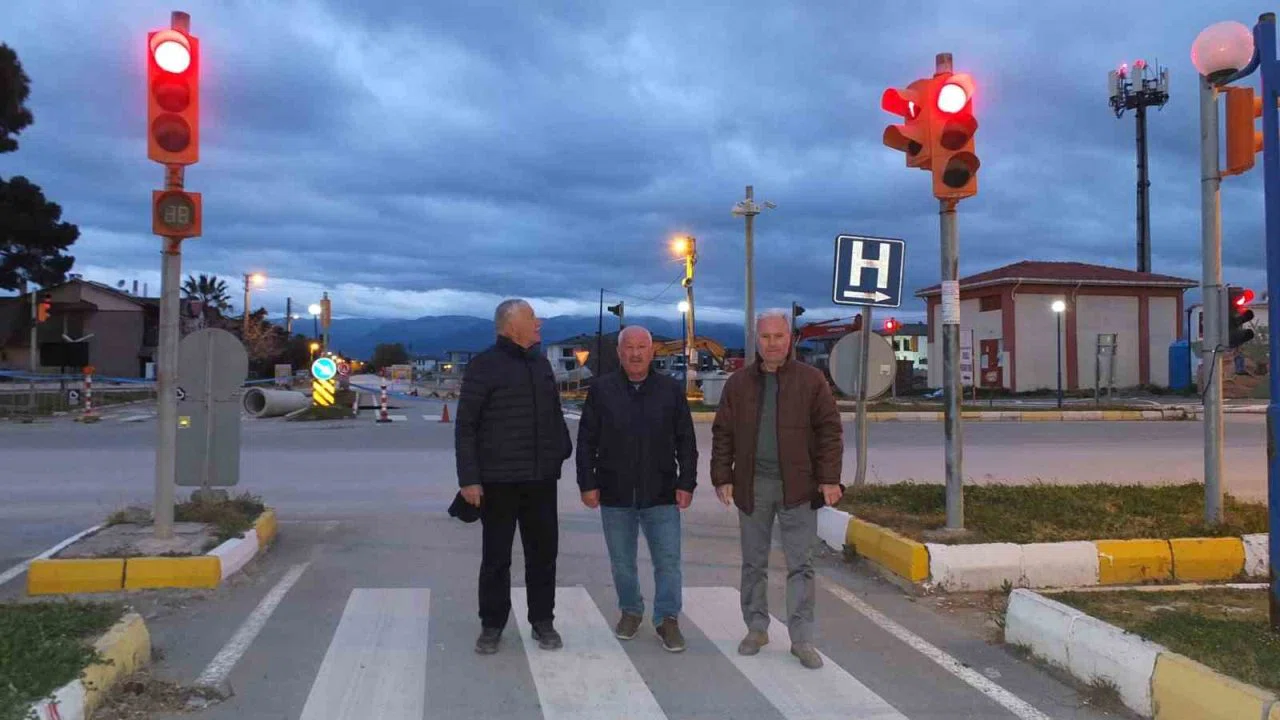 Burhaniye’de düzensiz yanan ışıklar tepki çekti