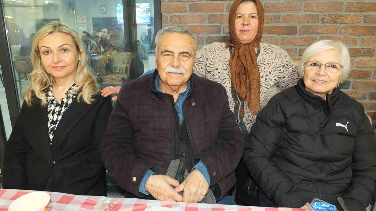 Burhaniyeli kadın muhtar 50 yıl sonra ilkokul öğretmenini ağırladı