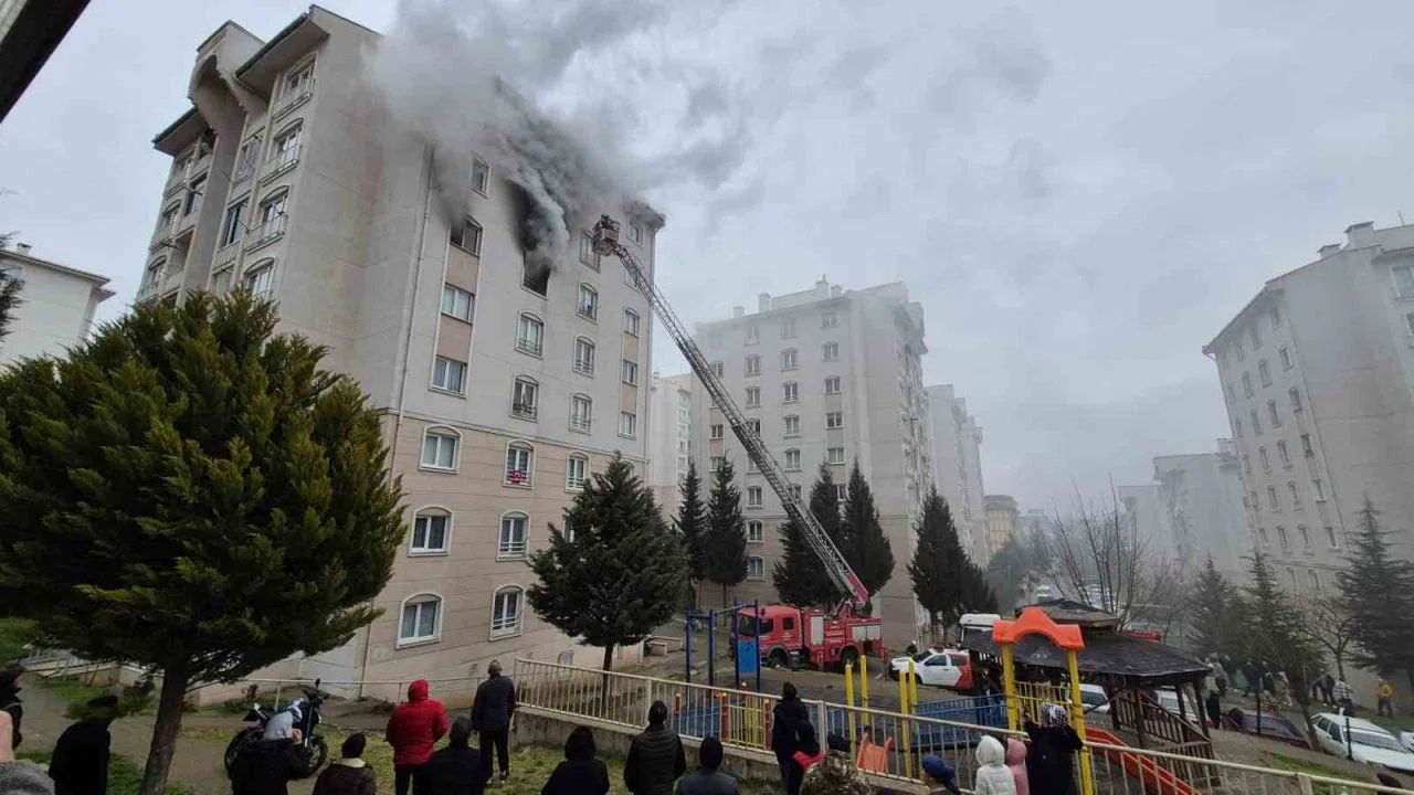 Bursa’da 8 katlı binada yangın