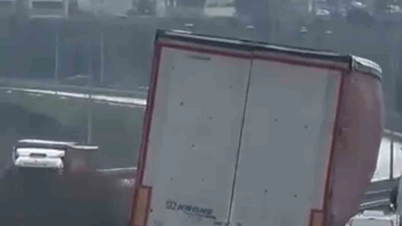 Bursa’da tır yan şekilde ilerledi