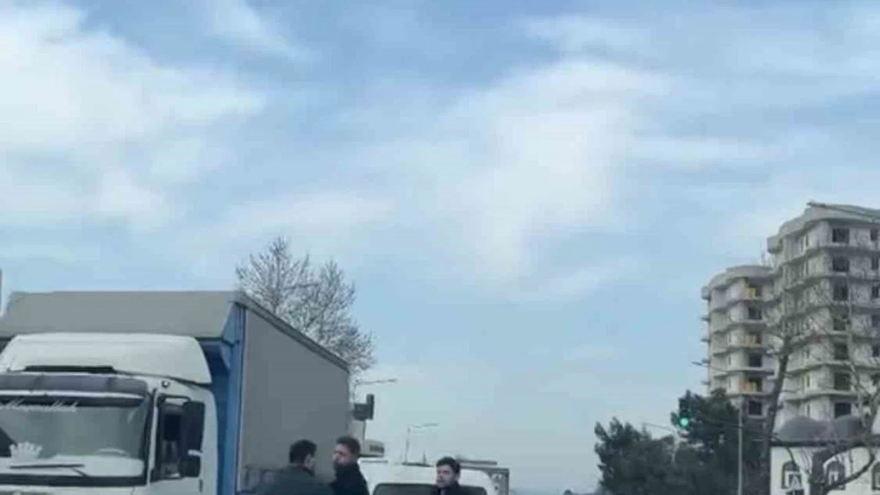 Bursa’da trafikte kavga : Sürücüler birbirine girdi