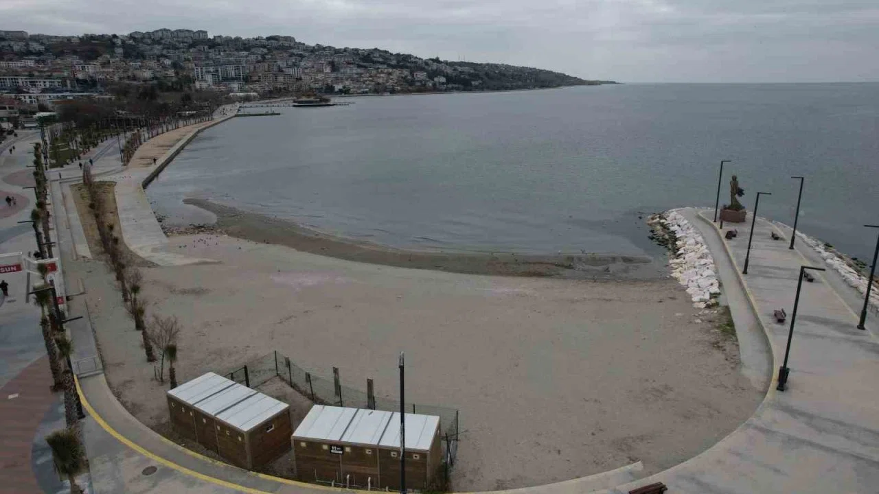 Büyükçekmece’de deniz çekildi