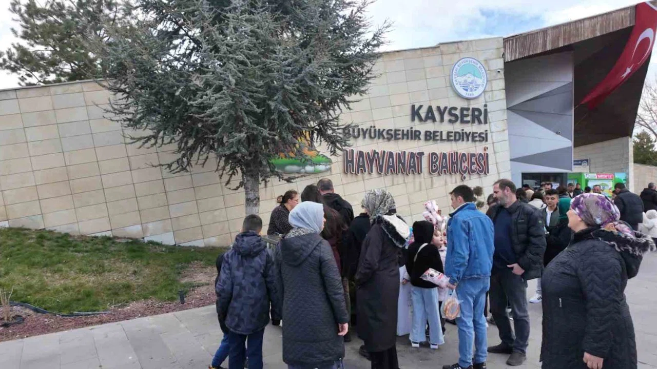 Büyükşehirin hayvanat bahçesi bayramda doldu taştı