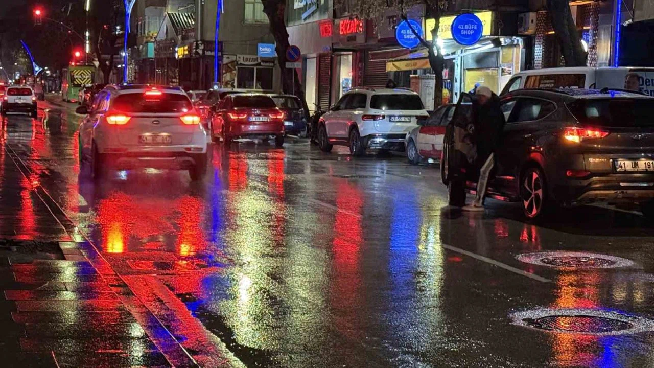 Cadde ortasında dehşet anları: Tekme ve yumruklara feci şekilde darbedildi