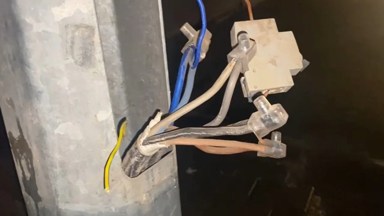 Cadde ve sokak aydınlatmaları için kurulan direklerden evlere kaçak elektrik hattı çektiler