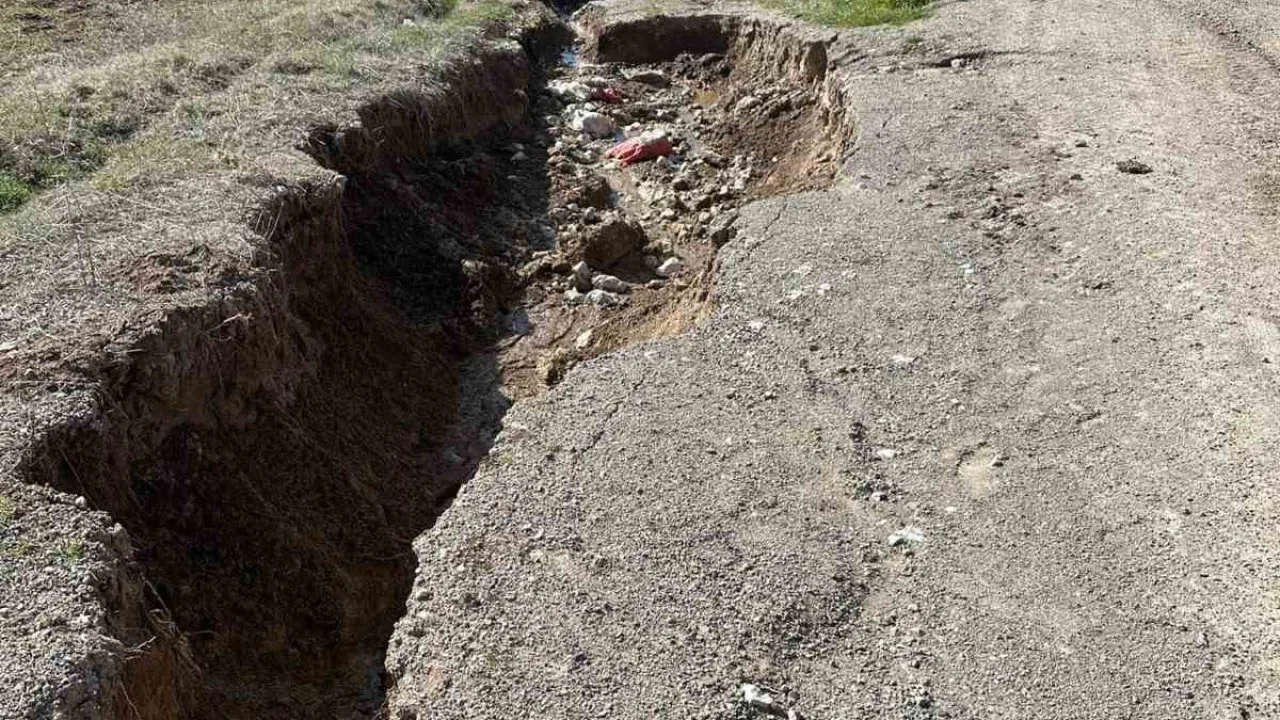 Çameli Belediyesi yol bakım çalışmalarına hız kesmeden devam ediyor
