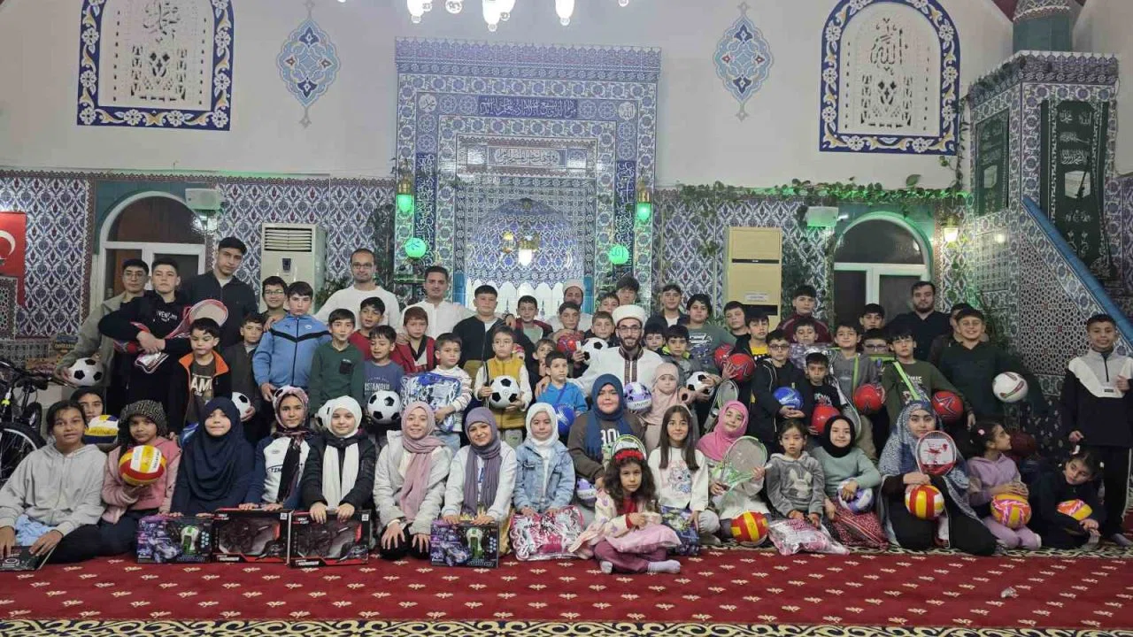 Camiye gelen çocuklar çifte bayram yaptı