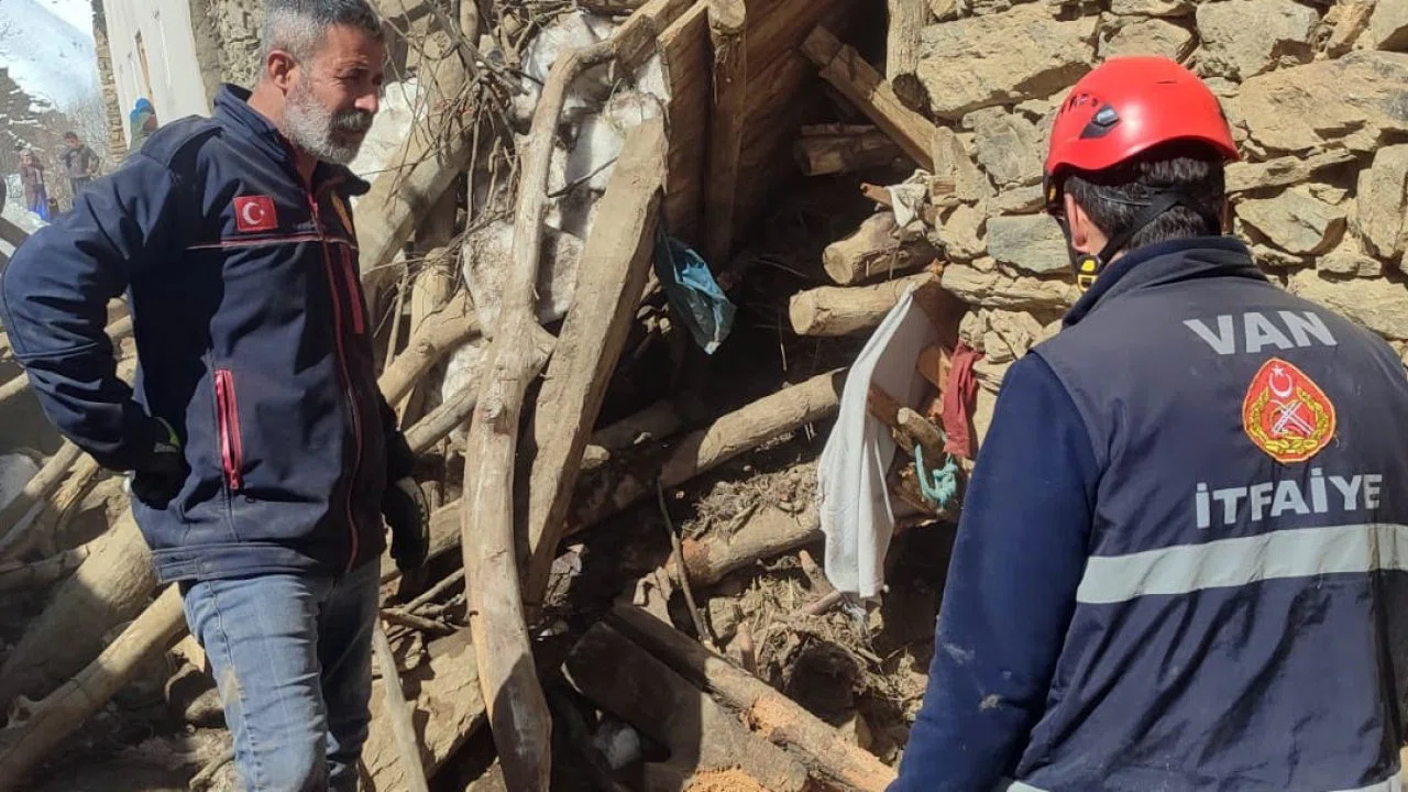 Çatak’ta ahır çöktü: 50 kuzu göçük altında kaldı