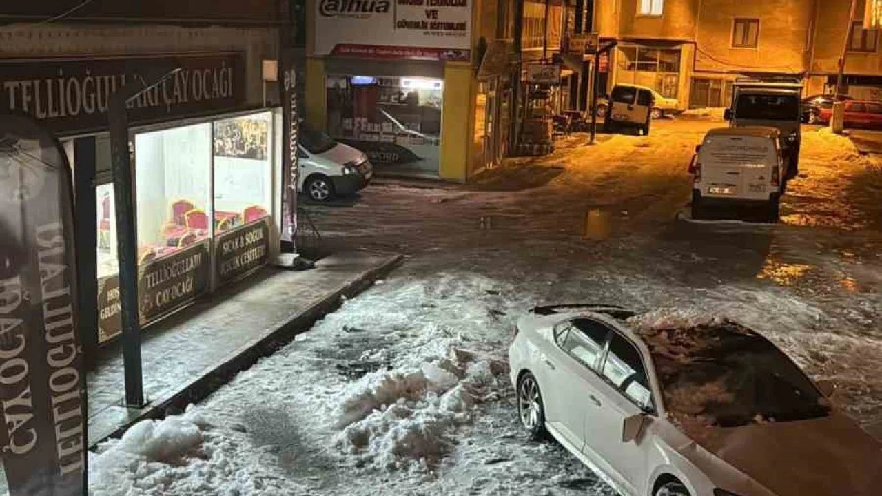 Çatıdan düşen kar kütlesi otomobili kullanılamaz hale getirdi