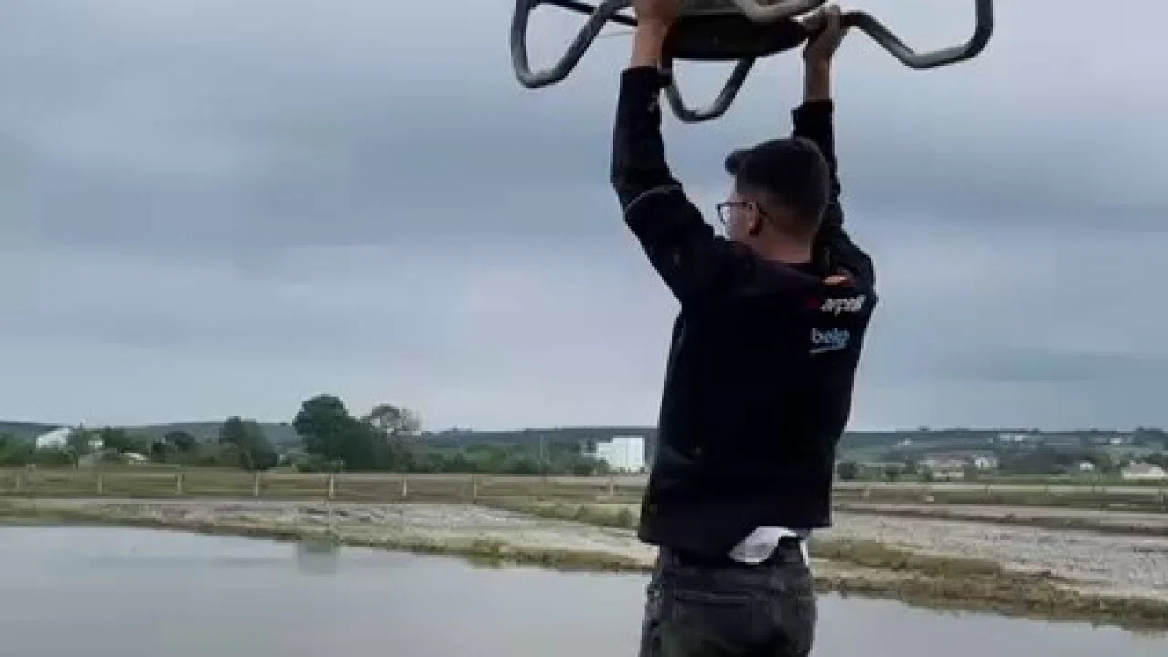 Çeltik tarlasında tehlikeli yolculuk: Drona asılıp uçtu