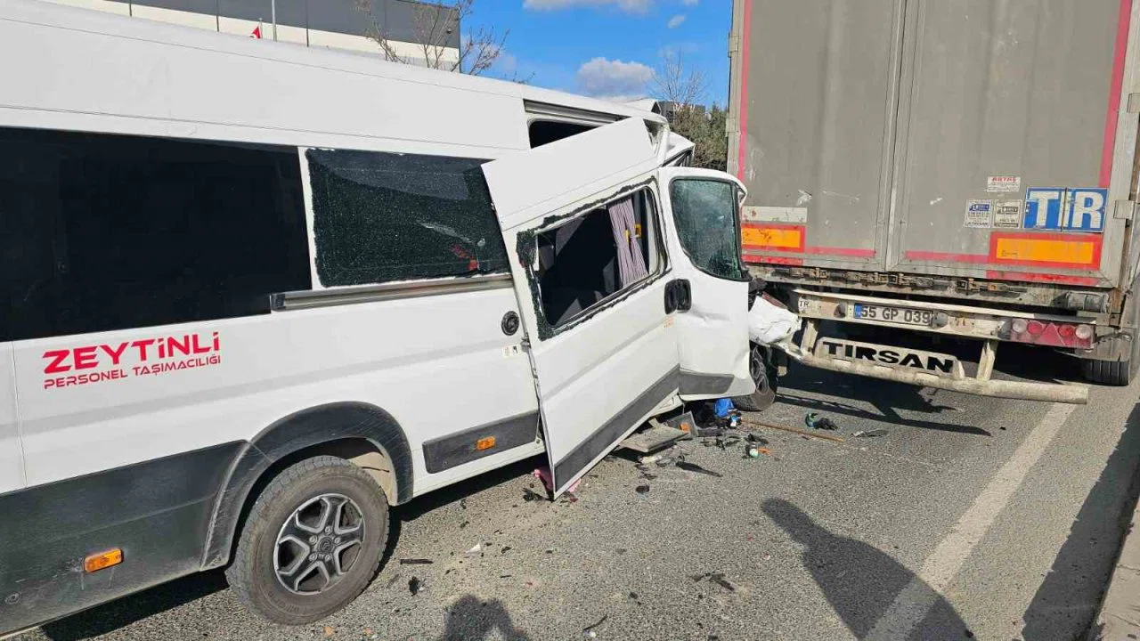 Çerkezköy’de işçi servisi tıra çarptı: 1’i ağır 4 yaralı