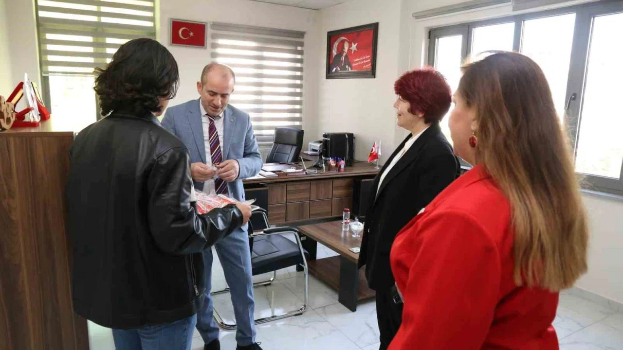 Çocuk evlerinde kalan minik ellerden anlamlı 18 Mart hediyesi