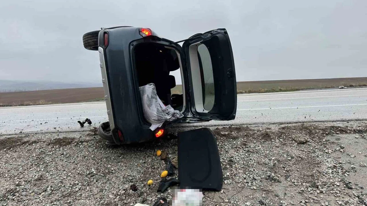 Çorum’da devrilen otomobildeki 5 kişi yaralandı