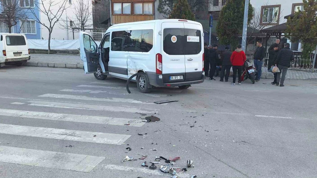 Çorum’da minibüs ile motosiklet çarpıştı: 1 yaralı
