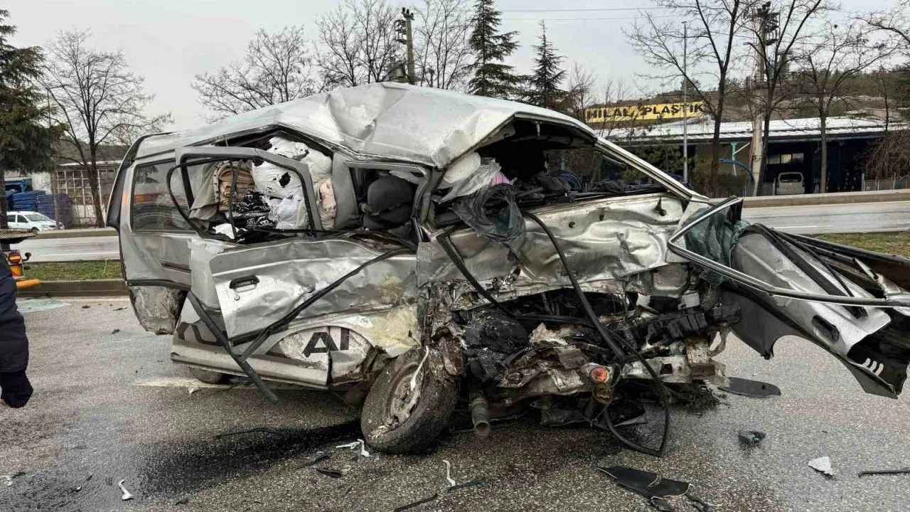 Çorum’da otobüs ile minibüs çarpıştı: 1’i ağır 2 yaralı