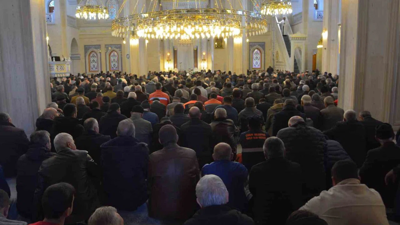 Çorum’da Ramazan ayının son cuma namazında vatandaşlar camilere akın etti