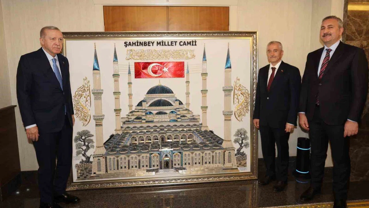 Cumhurbaşkanı Erdoğan’a Tahmazoğlu’ndan anlamlı hediye