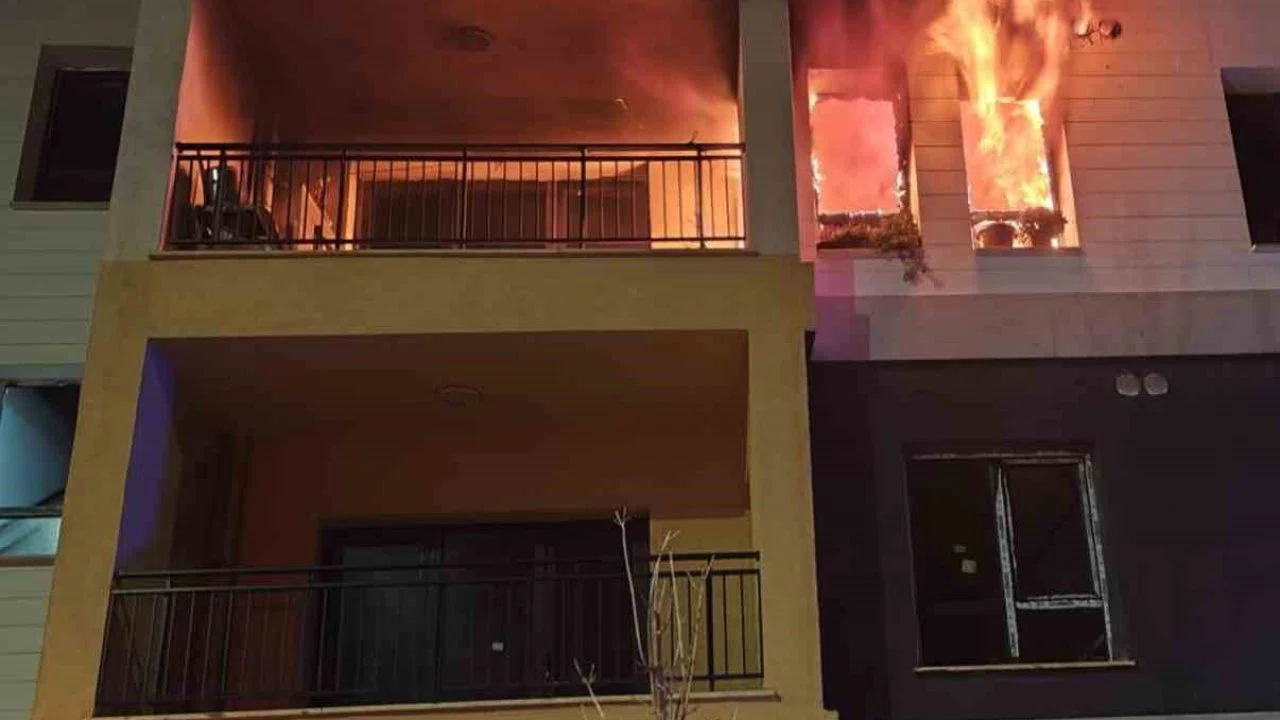 Defne’de apartman dairesinden alevler yükseldi