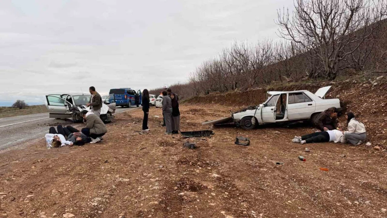 Denizli’de iki ayrı trafik kazasında 8 kişi yaralandı