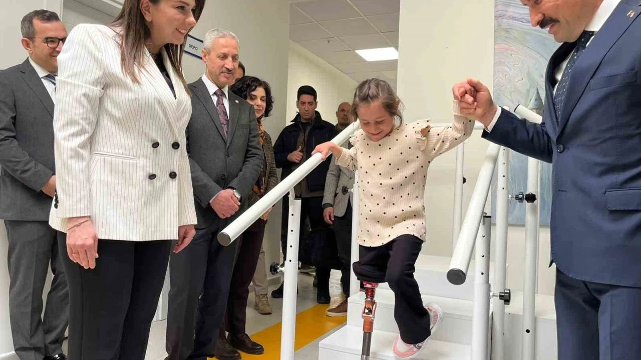 Depremde ailesini kaybeden Zeynep, Barbie’li protez bacağıyla yeni hayatına ilk adımlarını alkışlar eşliğinde attı