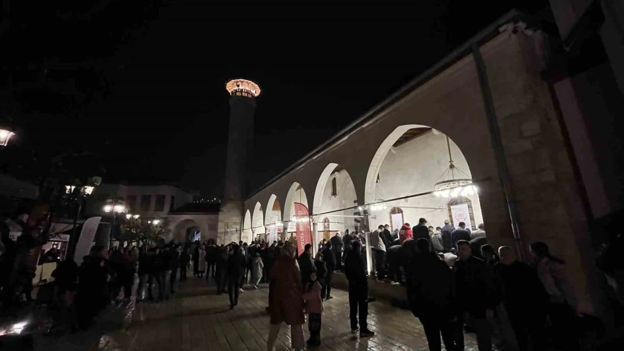 Depremin ardından yeniden inşa edilen Habibi Neccar Camii, Kadir Gecesi’nde vatandaşların akınına uğradı