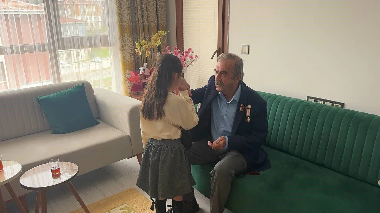 Depremzede Eroğlu ailesi yeni evlerinde ilk bayram sevincini yaşadı