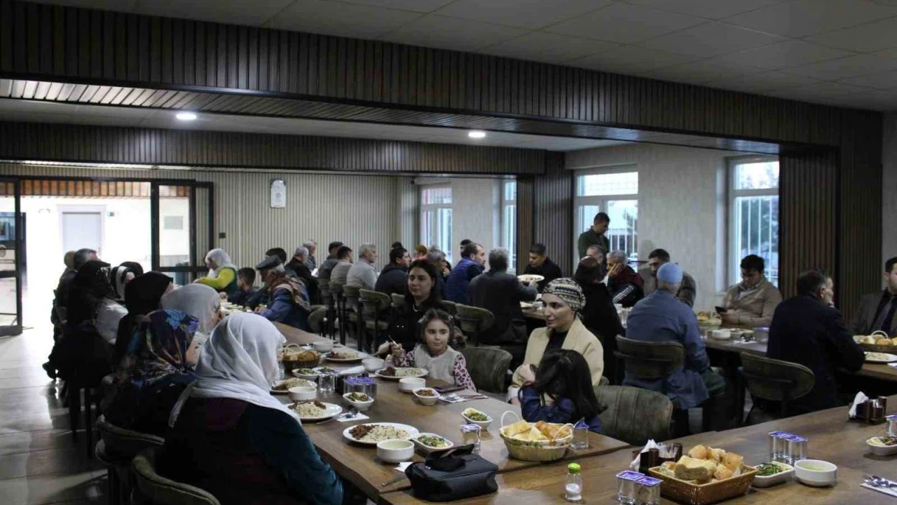 Dicle Kaymakamı Mustafa Atış, şehit yakınları ve gazilerle iftarda buluştu