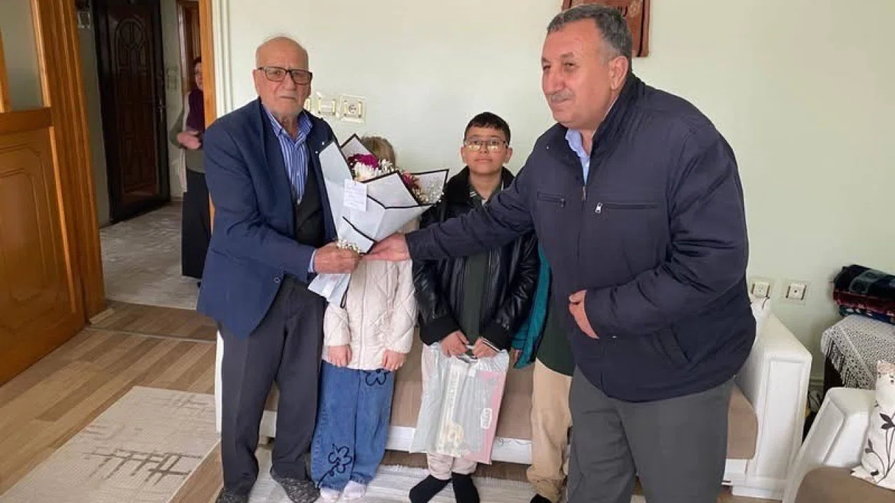 Diyarbakır’da öğrenciler, emekli öğretmenleri unutmadı