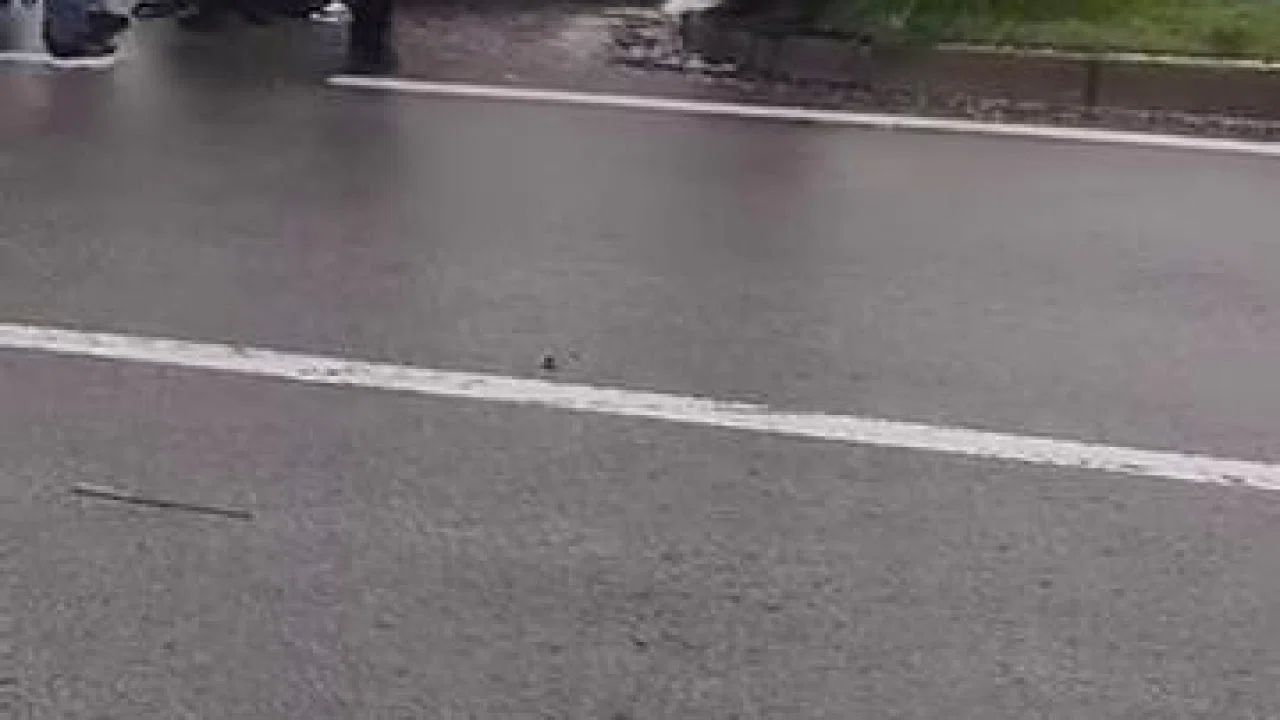 Diyarbakır’da trafik kazası: Araç refüje çarparak durabildi