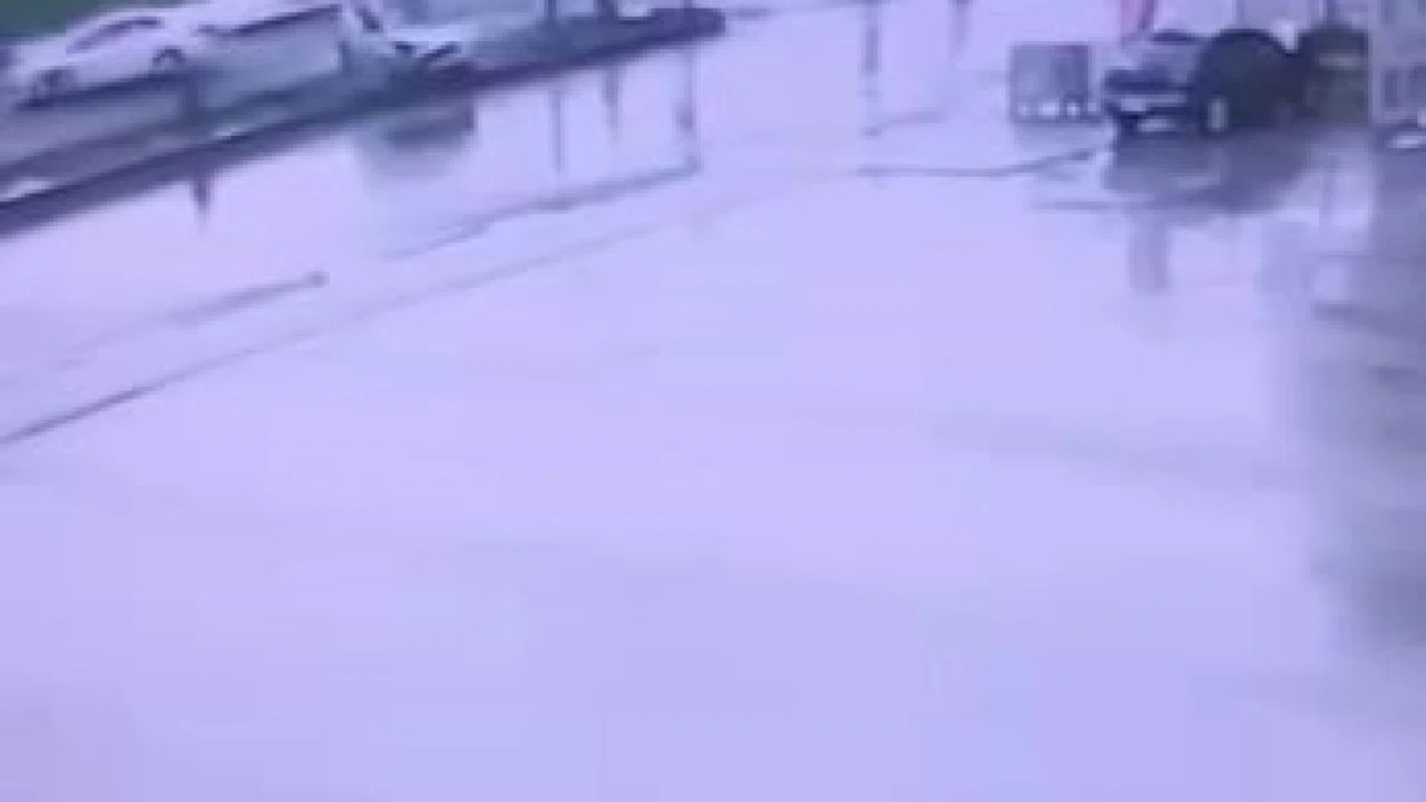 Diyarbakır’da trafik kazası güvenlik kamerasına yansıdı