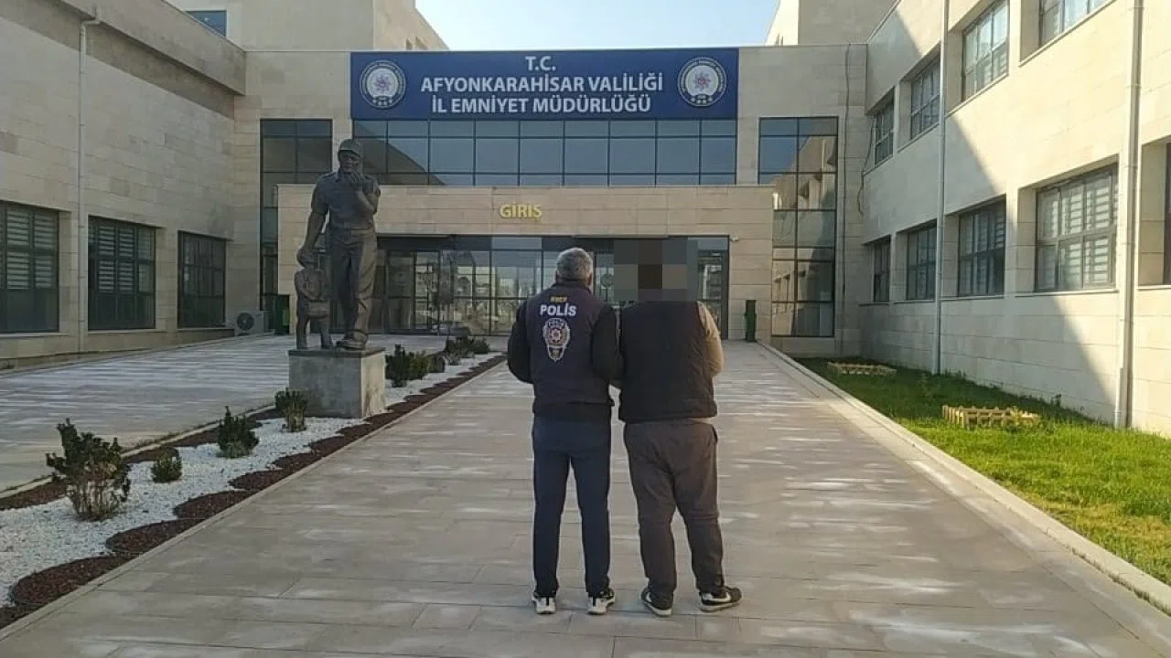 Dolandırıcılık suçundan aranan şahsı polis yakaladı