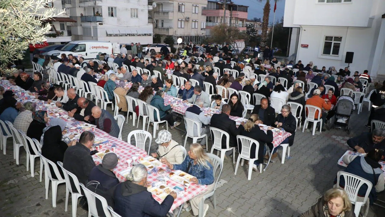 Edremit Belediyesi iftar sofraları Altınoluk’ta kuruldu