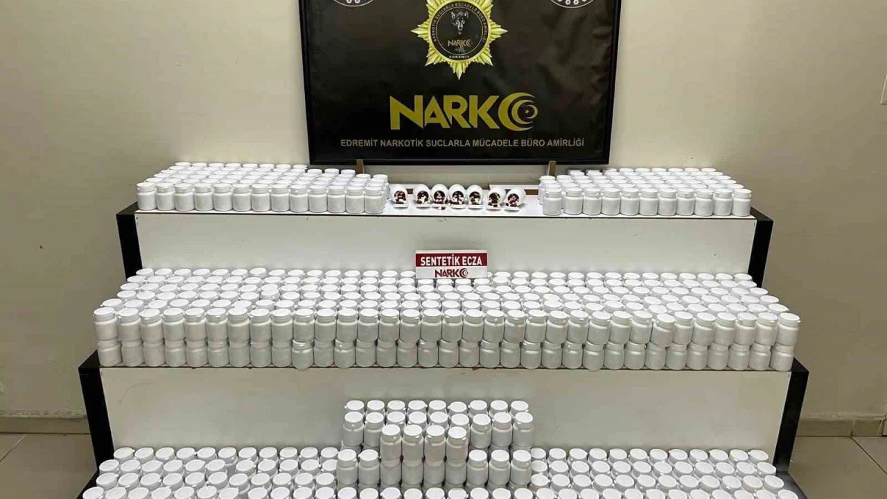 Edremit’te araçta 42 bin 600 sentetik ecza ele geçirildi