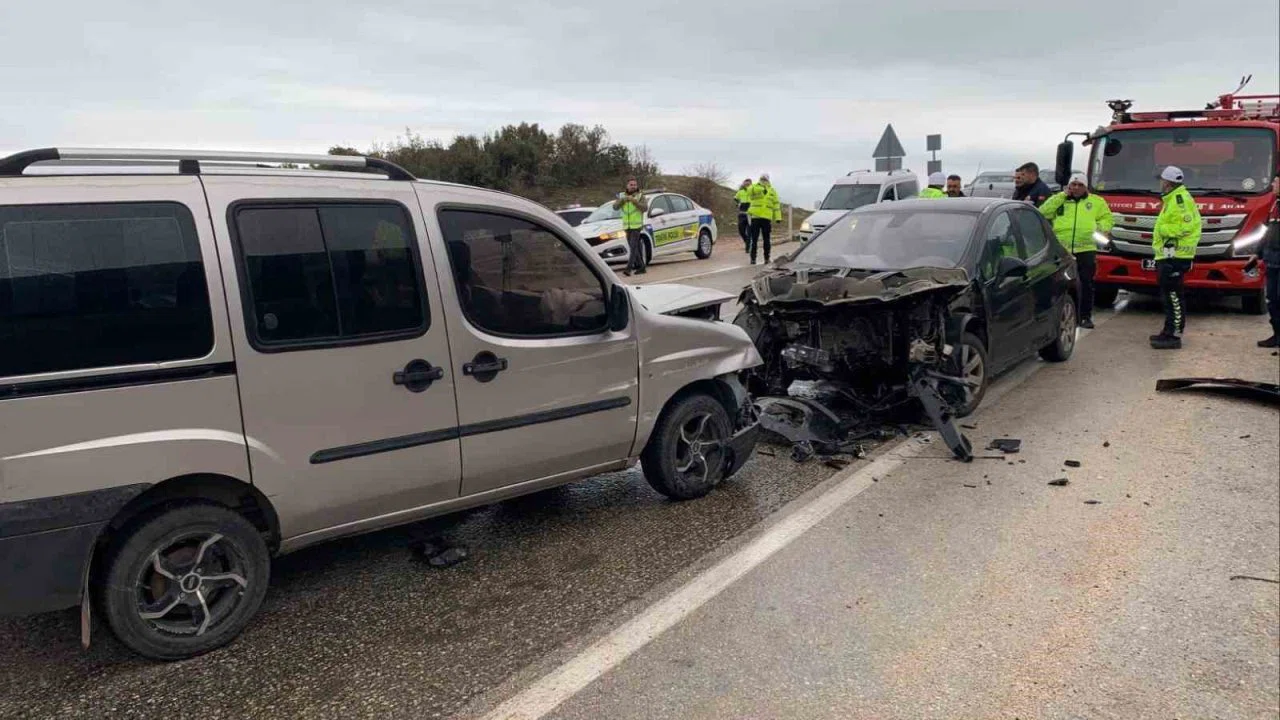 Eğirdir’de 3 aracın karıştığı kazada 8 kişi yaralandı