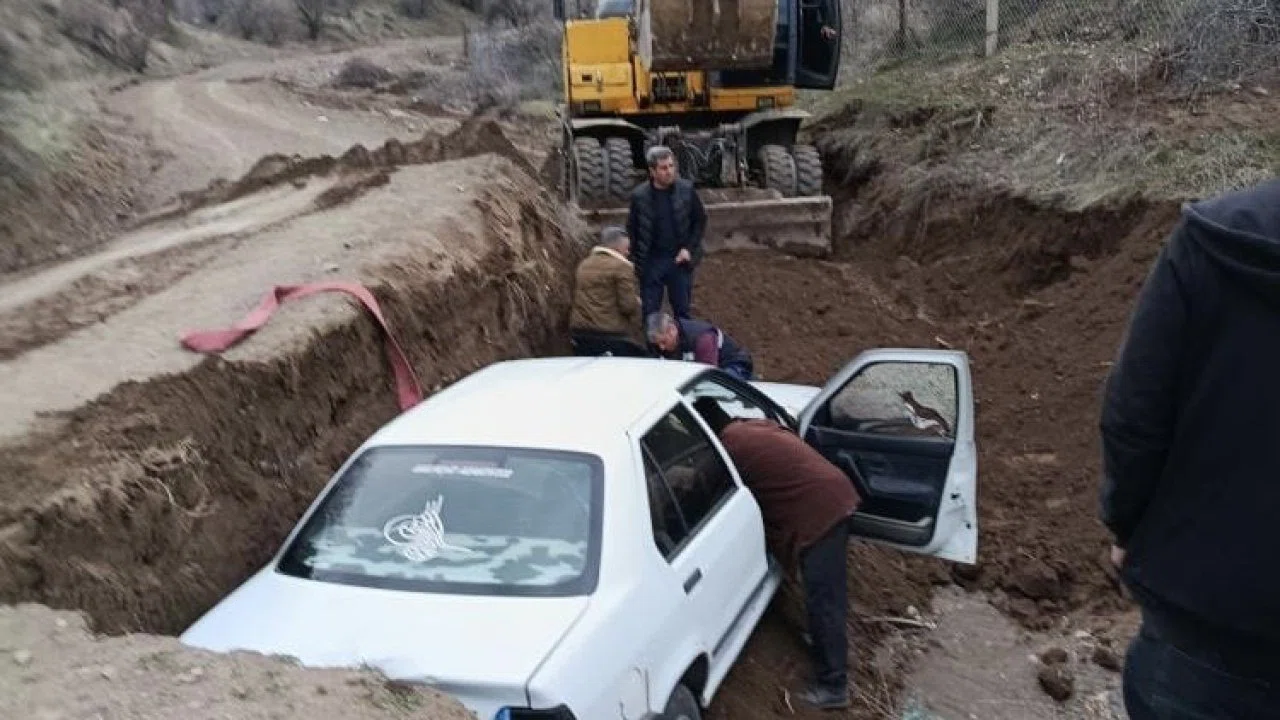 Elazığ’da çukura düşen araç kurtarıldı