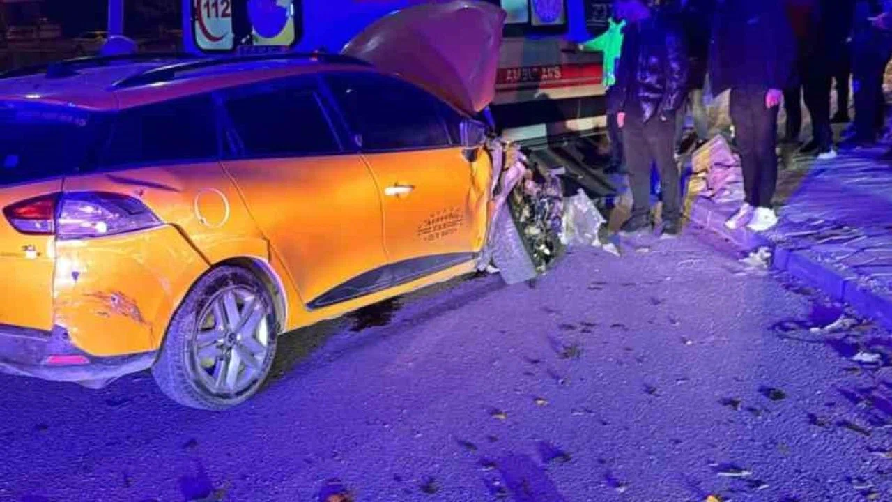 Elazığ’da  hafif ticari araçla taksi çarpıştı: 4 yaralı