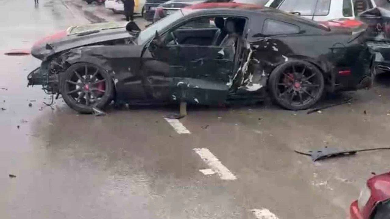 Elazığ’da otomobil park halindeki 4 araca çarptı