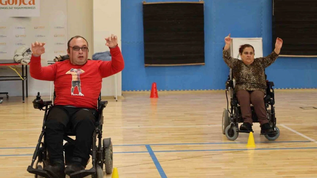 "Engellisin evlenemezsin" dediler, onlar akülü sandalyede zeybek oynuyor