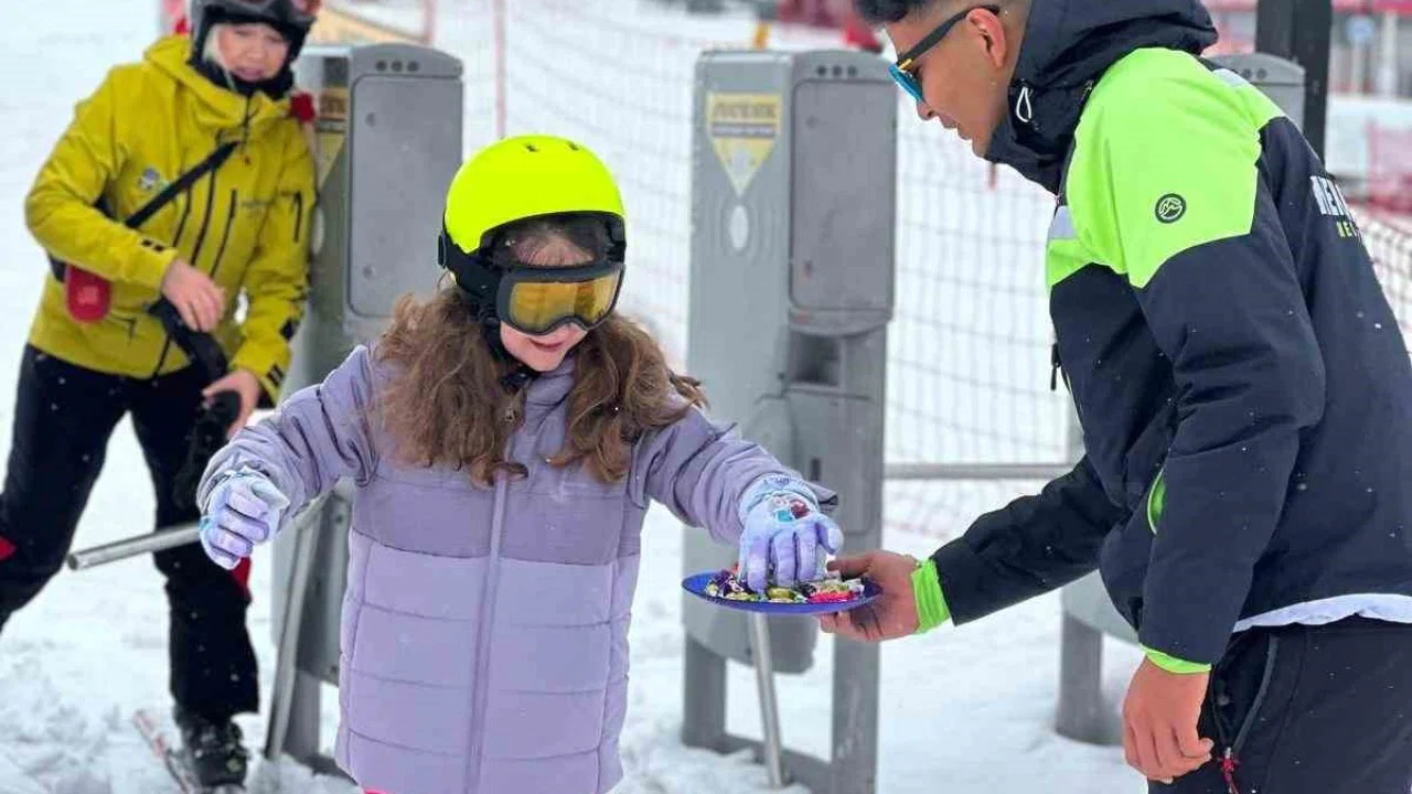 Erciyes’te kayak tutkunlarına bayram şekeri ikram edildi