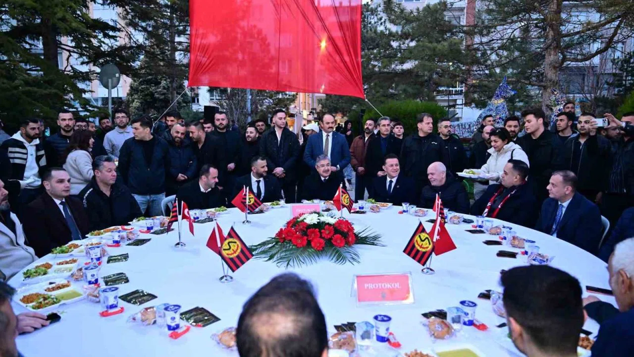 Eskişehir Taraftarlar Birliği Derneği tarafından iftar programı düzenlendi