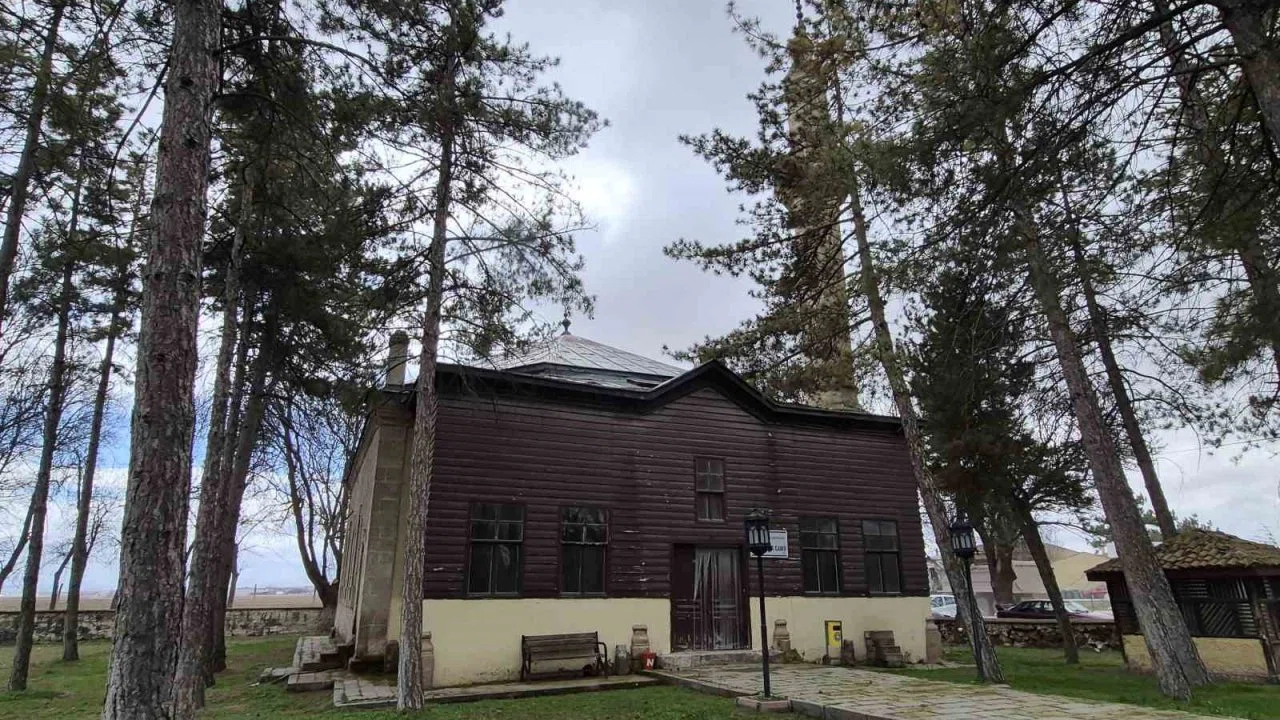 Eskişehir’de 129 yıllık tarihi cami bakımsızlıktan bu hale geldi
