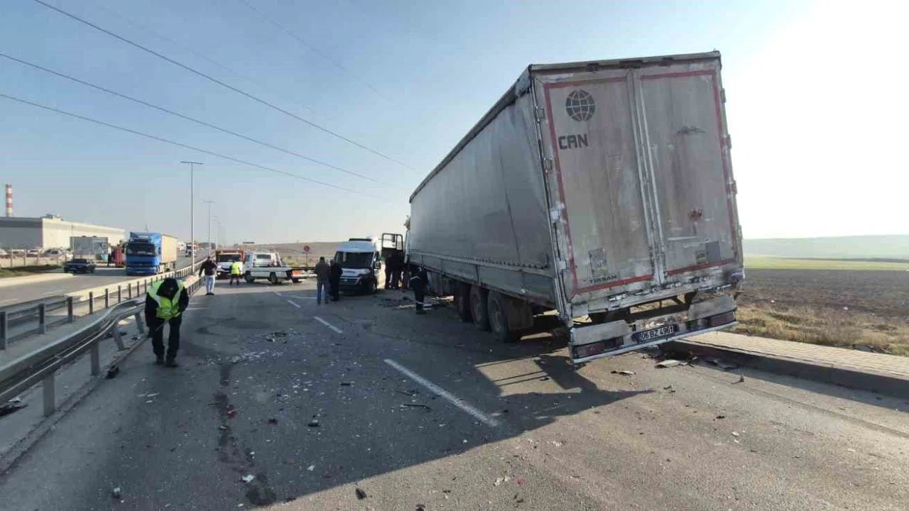 Eskişehir’de 5 aracın karıştığı zincirleme kazada 12 kişi yaralandı