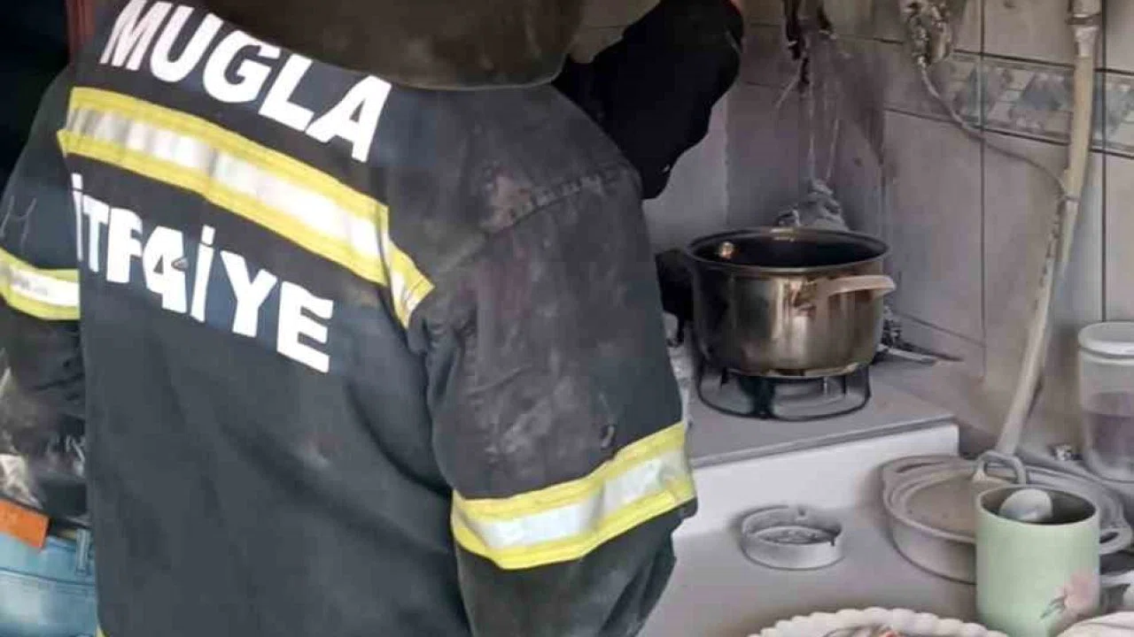 Evde çıkan yangın ev sahibinin müdahalesi ile söndürüldü