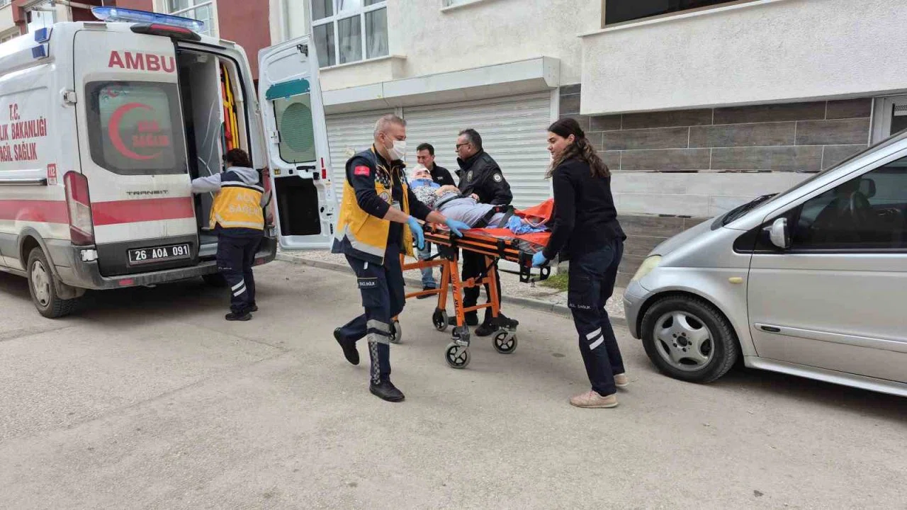 Evinde düşerek yaralanan yaşlı kadın dakikalarca yardım bekledi